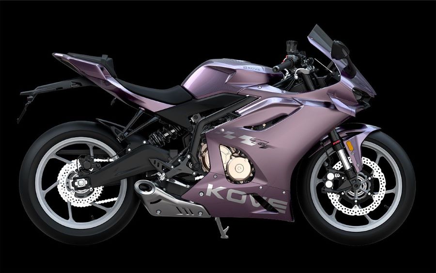 Lateral derecho de una moto KOVE 450RR Isla de Man
