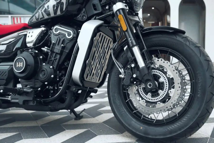 Una moto Letbe Punk 500 vista desde abajo, para mostrar parte de ciclo y rueda delantera con doble disco de freno