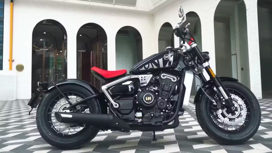Lateral derecho de una Moto Letbe Punk 500 posa en un patio de baldosas negras y blancas