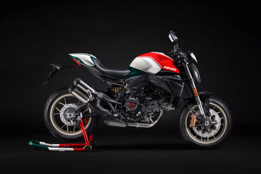 Ducati Collezione 100 traduce su historia en motos de culto Lateral derecho de una moto Monster 100 de la Collezione 100