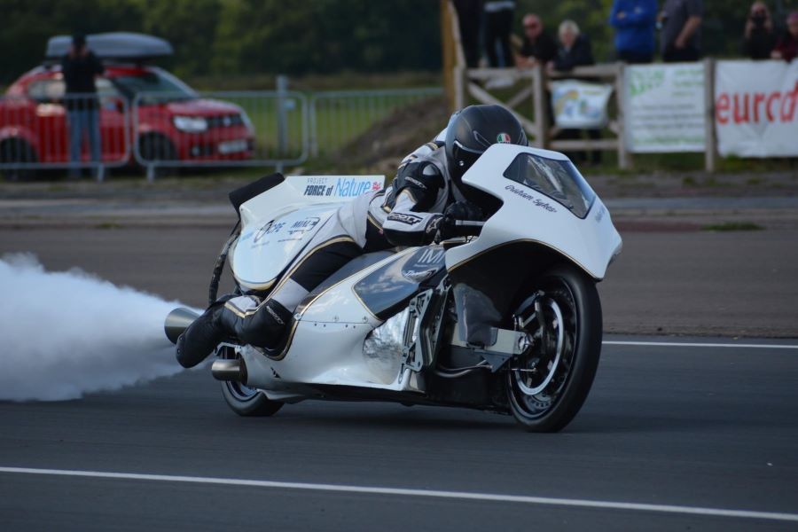 La moto a vapor Force of Nature en pista