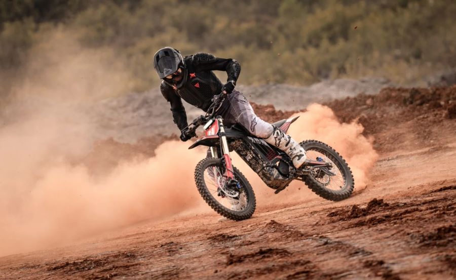 Una moto Navee Storm X Pro en plena faena