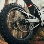 Primar plano de la rueda trasera de una moto Navee Storm X Pro