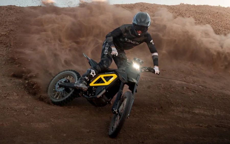 Una moto off-road eléctrica Niu XQi 500 en acción