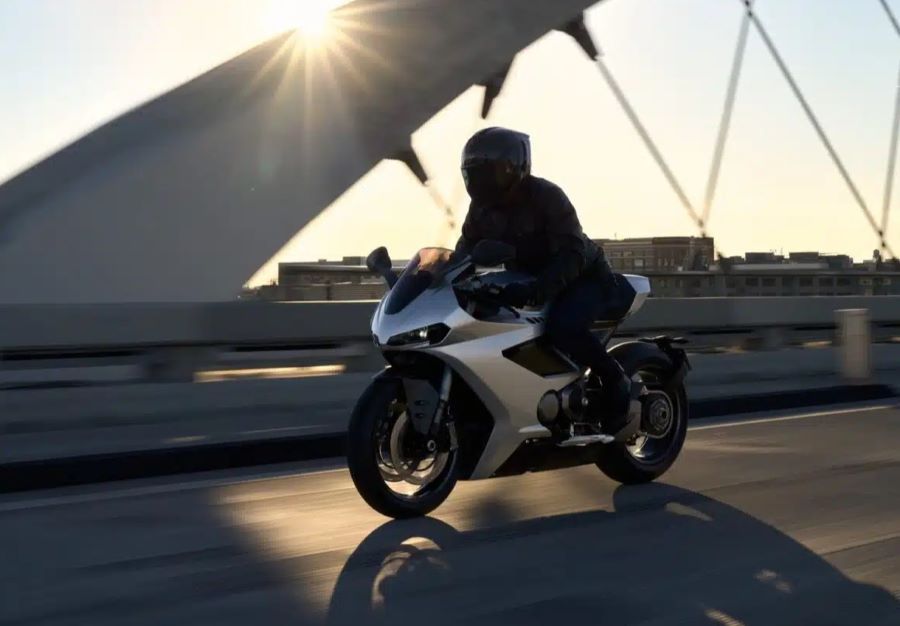 La superbike británica Norton Manx R atravisa un puente carretero