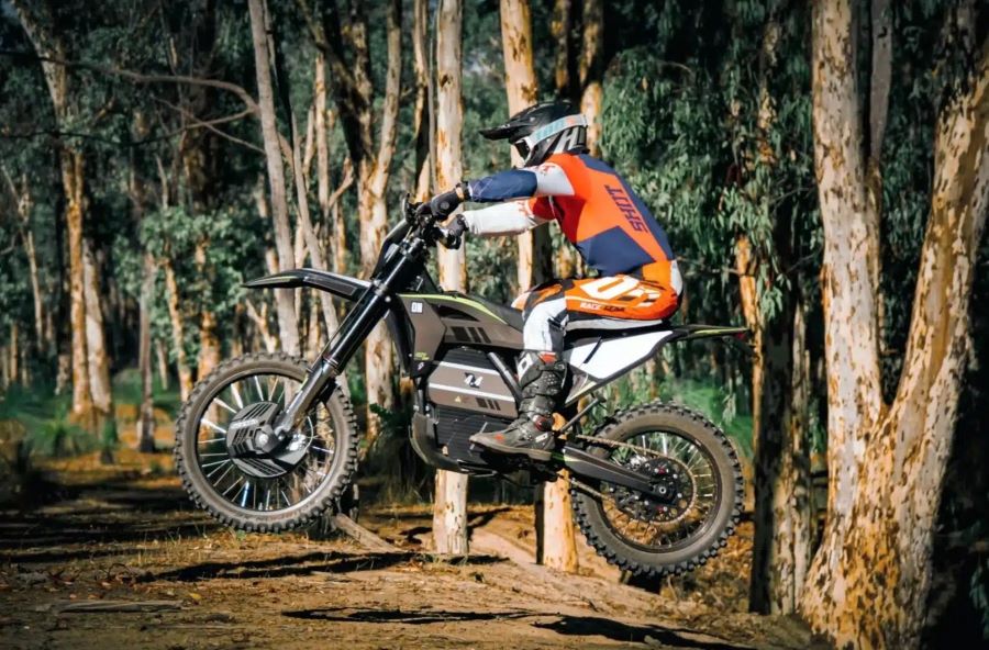 La moto off-road eléctrica autraliana OZY 30X vuela en medio del bosque