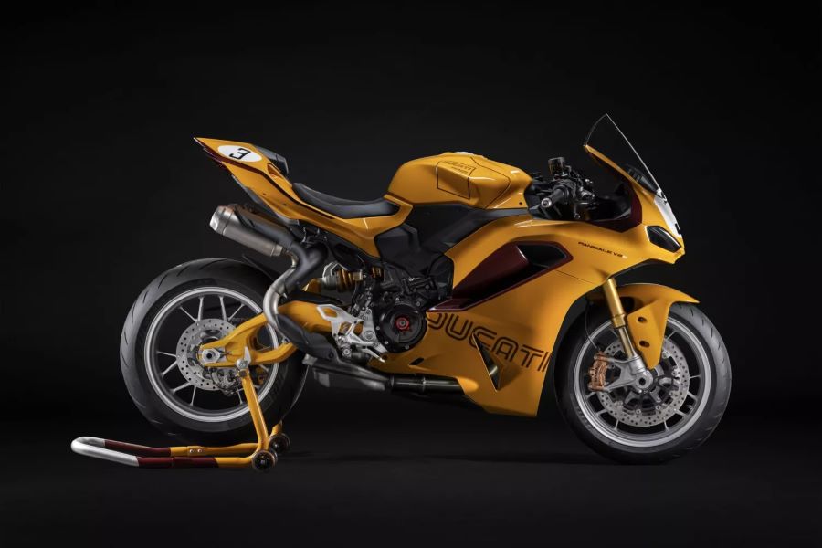 Ducati Collezione 100 traduce su historia en motos de culto Lateral de una Paigale V2 100 amarilla de la collezione 100