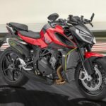 Una moto QJMotor SRK 1051 con una pista de fondo