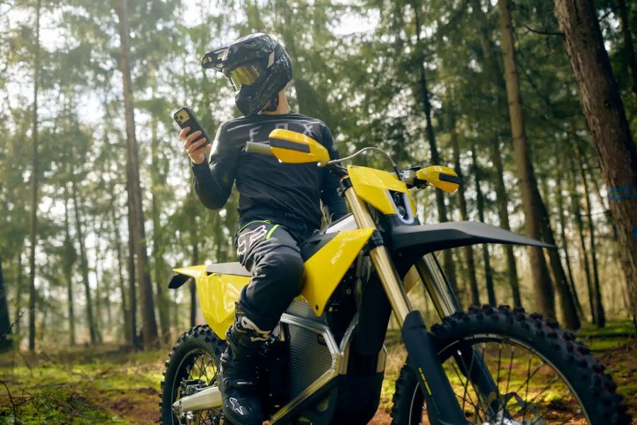 un piloto configura su moto eléctrica Radian EXR mediante el celular