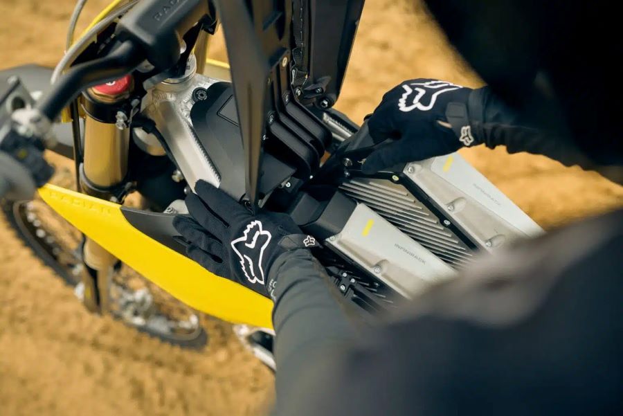 Un piloto procede a intercambiar las baterías en una moto Radian EXR