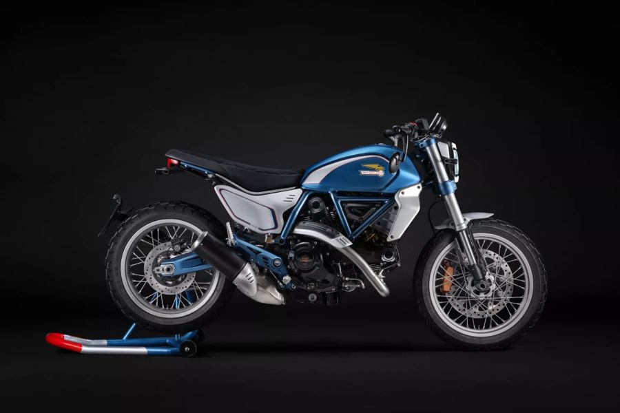 Ducati Collezione 100 traduce su historia en motos de culto Lateral derecho de una Scrambler 100 de la Collezione 100