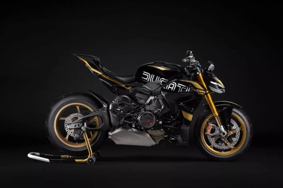 Ducati Collezione 100 traduce su historia en motos de culto lateral derecho de una Streetfighter V4 S 100 negra de la Collezione 100