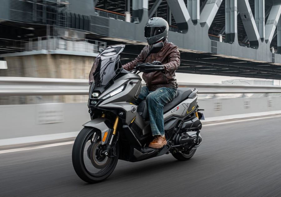 un scooter VOGE SR450X circula por la ciudad