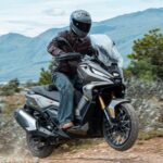 Un scooter VOGE SR450X se despega del suelo en una elevación de terreno