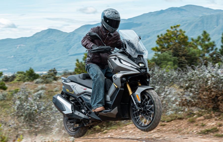 Un scooter VOGE SR450X se despega del suelo en una elevación de terreno