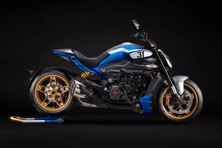 Ducati Collezione 100 traduce su historia en motos de culto Lateral derecho de un XDiavel V4 100 azul de la Collezione 100