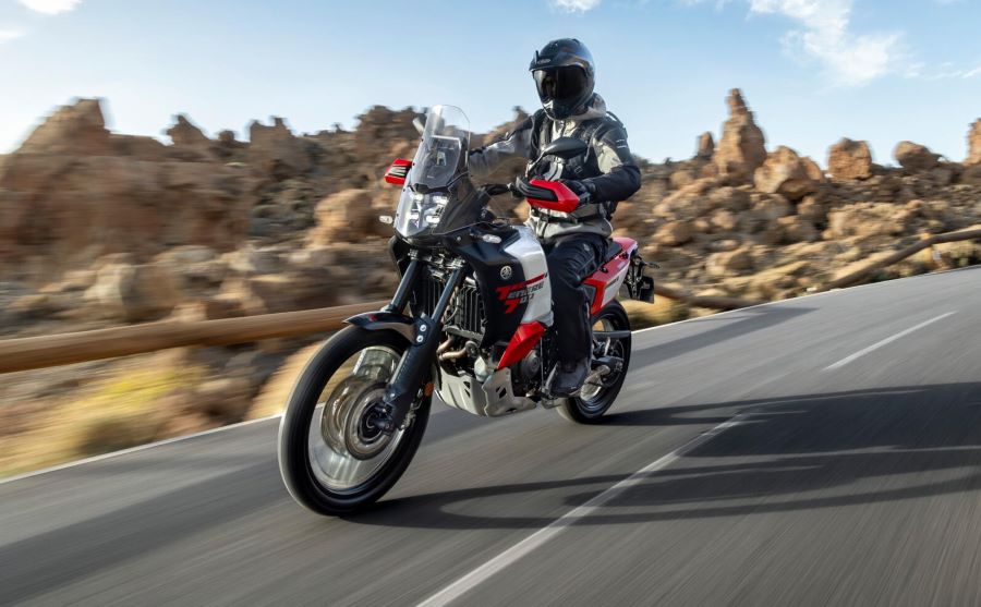 Yamaha Ténéré 700 World Raid: la última adventure analógica Una moto Yamaha Ténéré World Raid 2026 transita por el asfalto