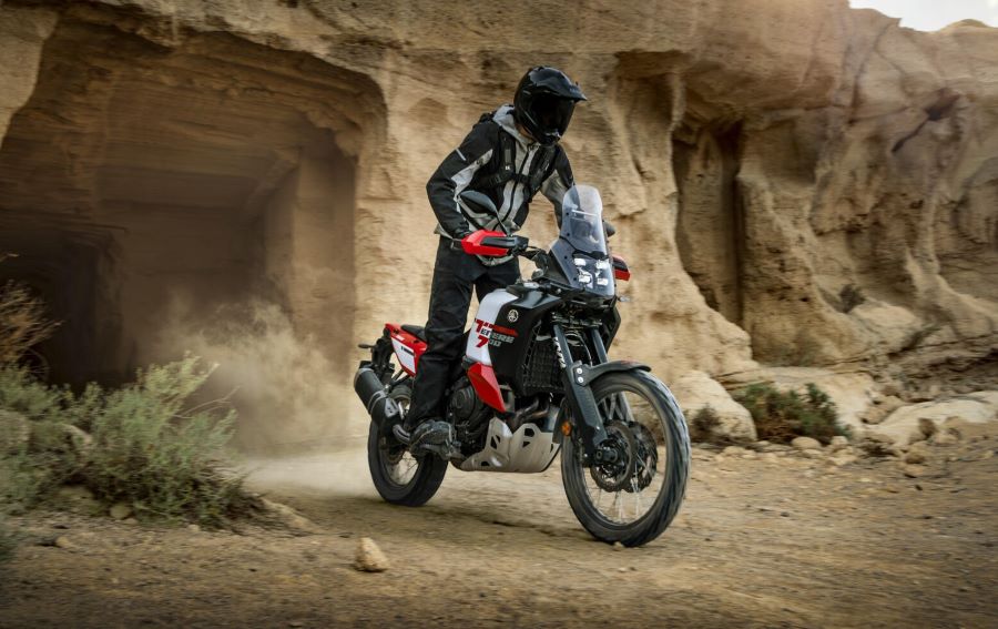 Yamaha Ténéré 700 World Raid: la última adventure analógica una piloto se para sobre los pedalines de una Yamaha Ténéré World Raid 2026 al salir de una cueva de montaña