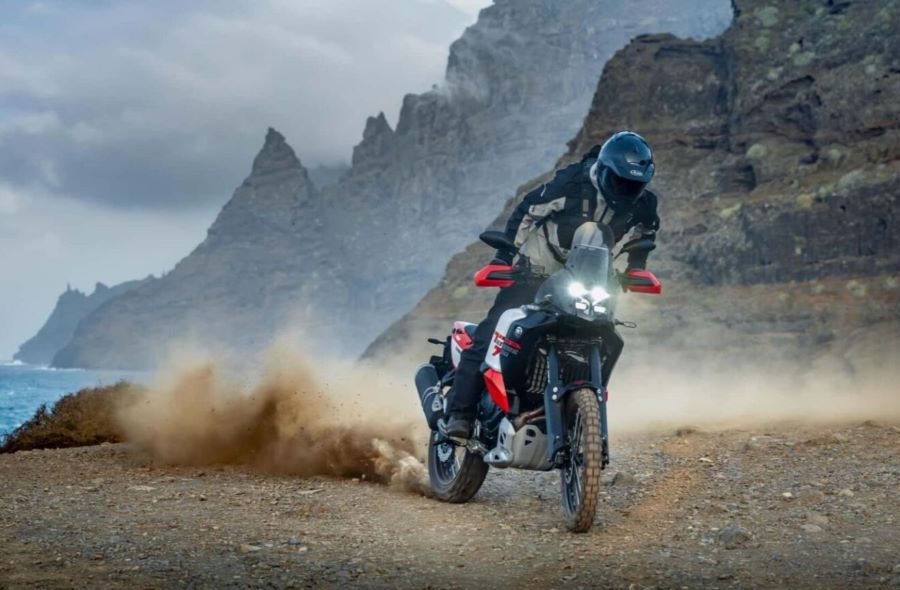 Yamaha Ténéré 700 World Raid: la última adventure analógica Una moto Yamaha Ténéré World Raid 2026 escarba la tierra en un sendero montañoso