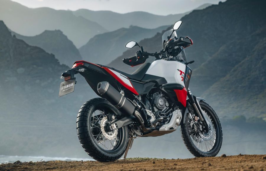 Yamaha Ténéré 700 World Raid: la última adventure analógica Una moto Yamaha Ténéré World Raid 2026 posa con un marco montañoso
