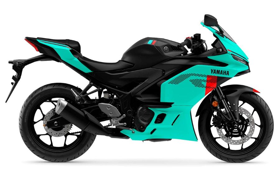lateral de una Yamaha R3 2026 turquesa