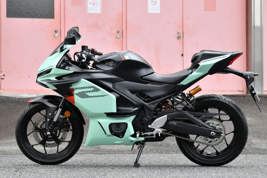 Lateral izquierdo de una moto Yamaha R3 2026 turquesa