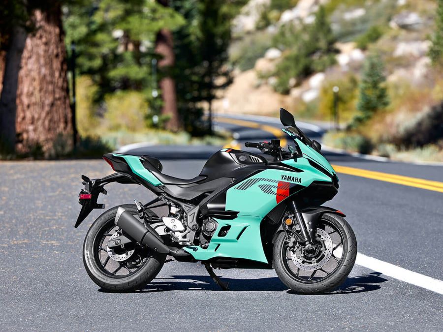 Una moto Yamaha R3 2026 turquesa posa en medio del asfalto
