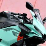 La Yamaha R3 2026 estrena su imagen más arriesgada Vista parcial lateral del frontal de una Yamaha R3 2026 turquesa