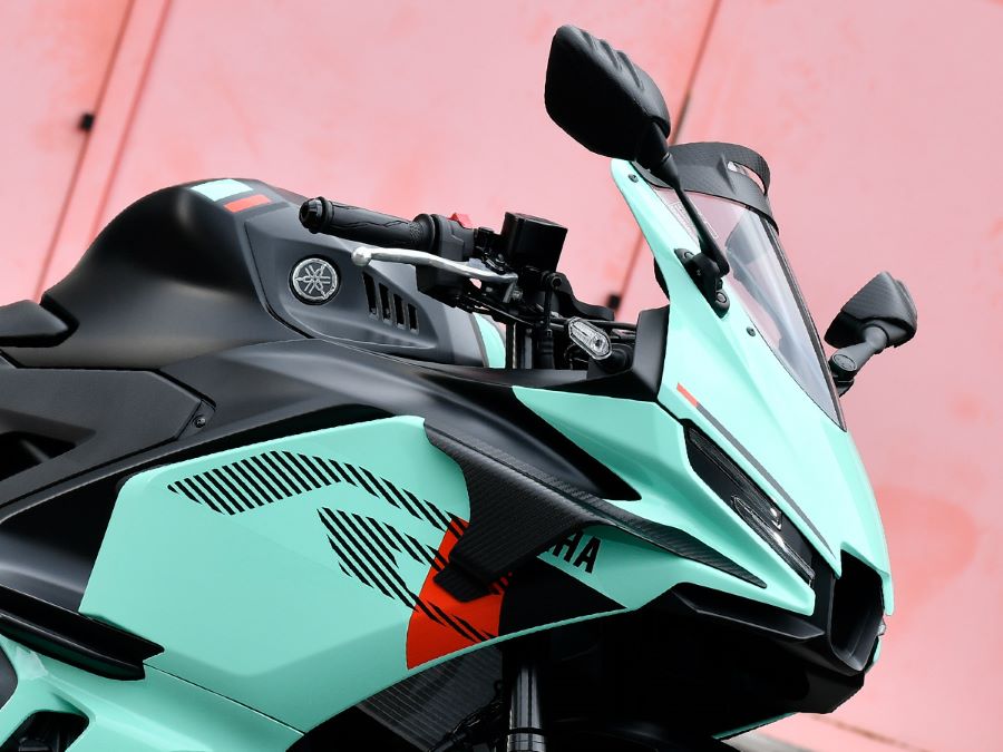 Vista parcial lateral del frontal de una Yamaha R3 2026 turquesa