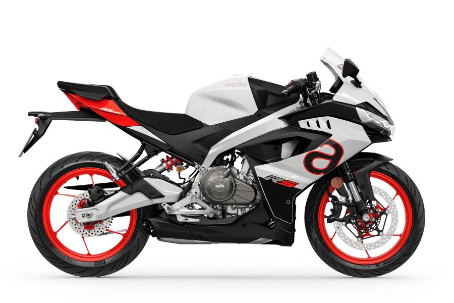 Lateral derecho de una moto Aprilia RS 457 blanca con naranja y gris
