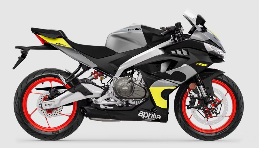 Lateral derecho de una moto Aprilia RS 457 gris, amarillo y naranja