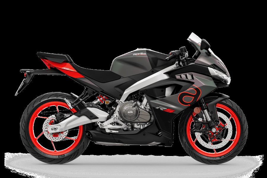 Lateral derecho de una moto Aprilia RS 457 verde con amarillo y naranja