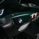 La BMW M 1000 RR TT convierte historia en velocidad vista parcial del lateral izquierdo delantero de una BMW M 1000 RR TT