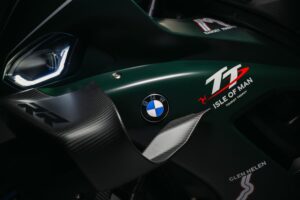 vista parcial del lateral izquierdo delantero de una BMW M 1000 RR TT