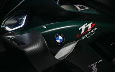 La BMW M 1000 RR TT convierte historia en velocidad
