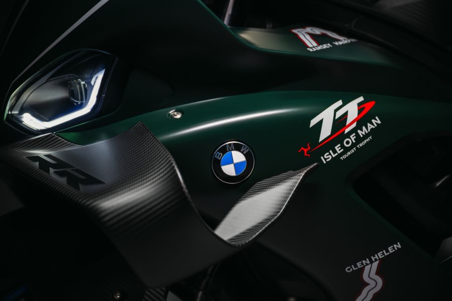 La BMW M 1000 RR TT convierte historia en velocidad