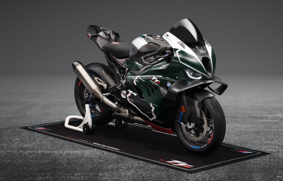 Una BMW M 1000 RR TT descansa sobre su caballete trasero