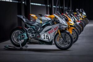 Las 10 motos de la Ducati Collezione 100 dispuesta en dorma paralela y de perfil