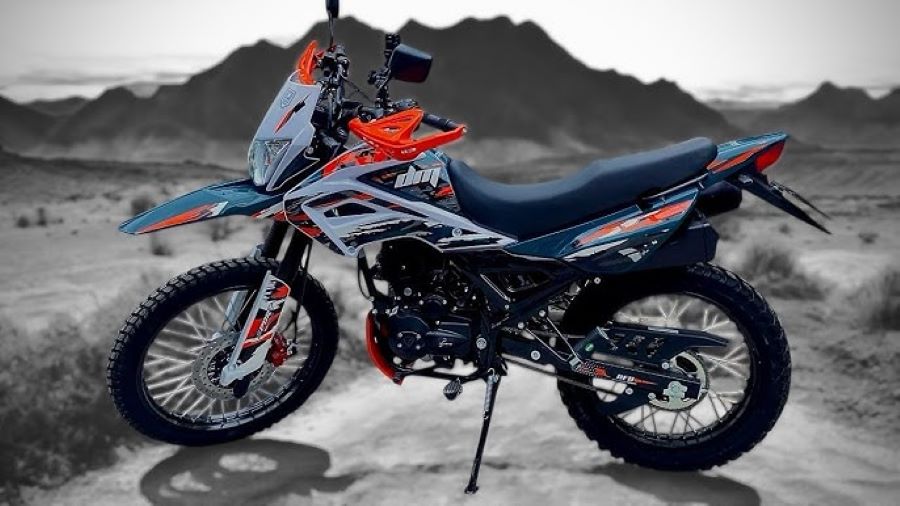 Qué aceite lleva una moto Italika 150 y cuál conviene usar Una moto doble propósito Italika DM 150 descansa en un entorno montañoso