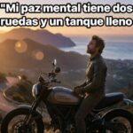 Un hombre sentado sobre su moto se relaja en medio de un paisaje montañoso