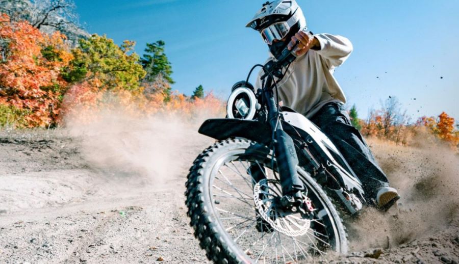una moto eléctrica XQi 300 avanza en la arena