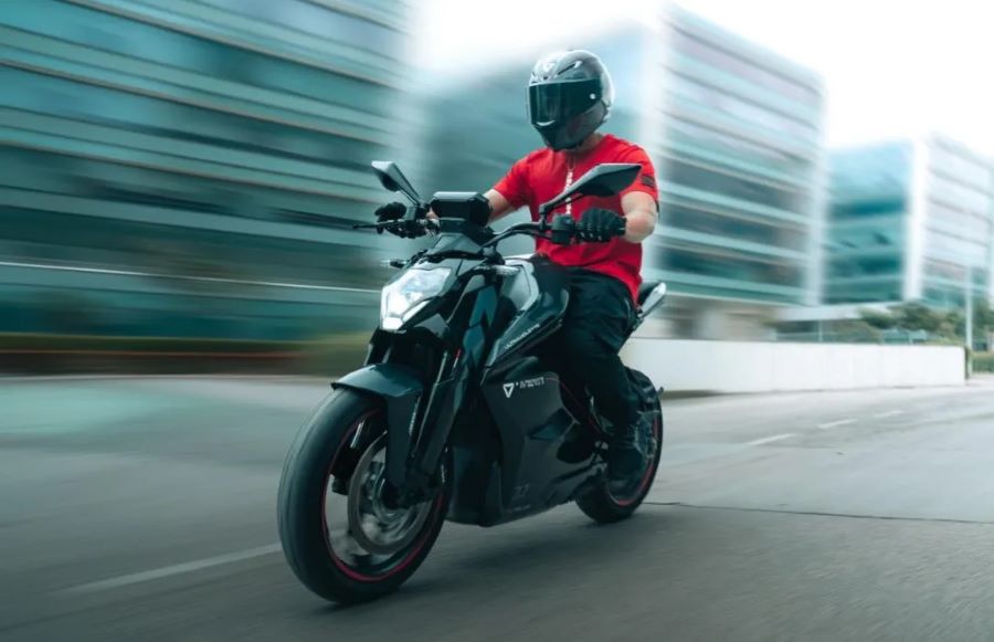 La IA ya quiere pilotar motos eléctricas desde el casco Una moto Ultraviolette de desplaza por la ciudad