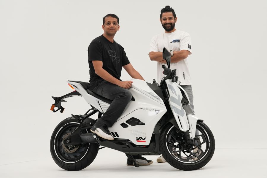 La IA ya quiere pilotar motos eléctricas desde el casco Los creadores de Ultraviolette posan junto a una moto blanca