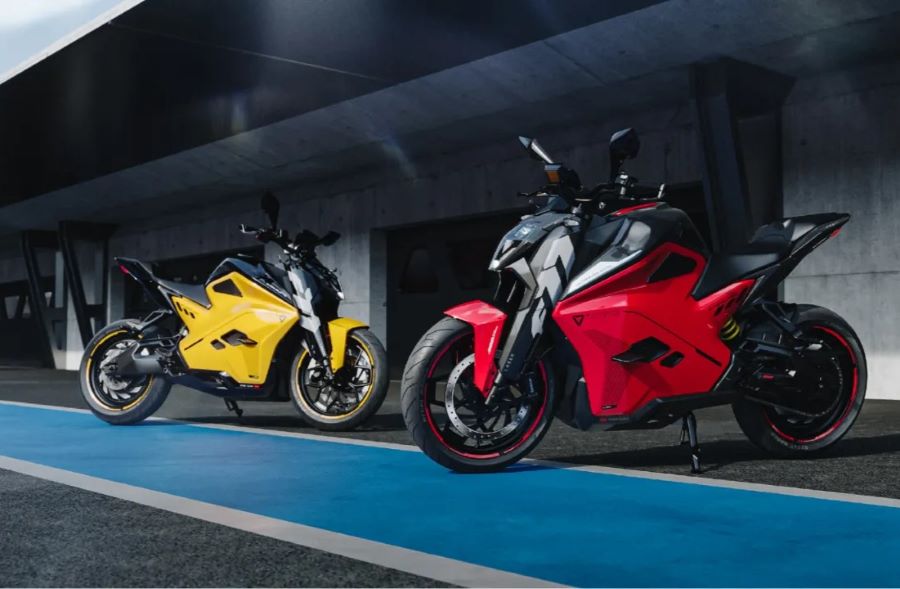 La IA ya quiere pilotar motos eléctricas desde el casco Dos Ultraviolette F77 mach 2 en un paddok