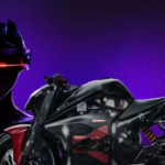 Imagen de una figura negra con casco y una moto Ultraviolette que la marca usó para lanzar Violette AI