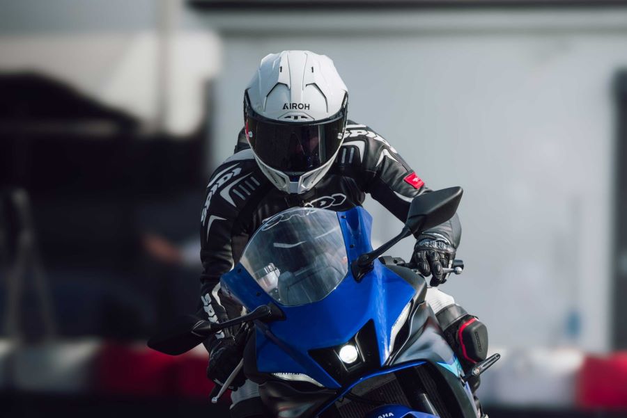 Un motociclista se desplaza con un casco Airoh blanco en su cabeza