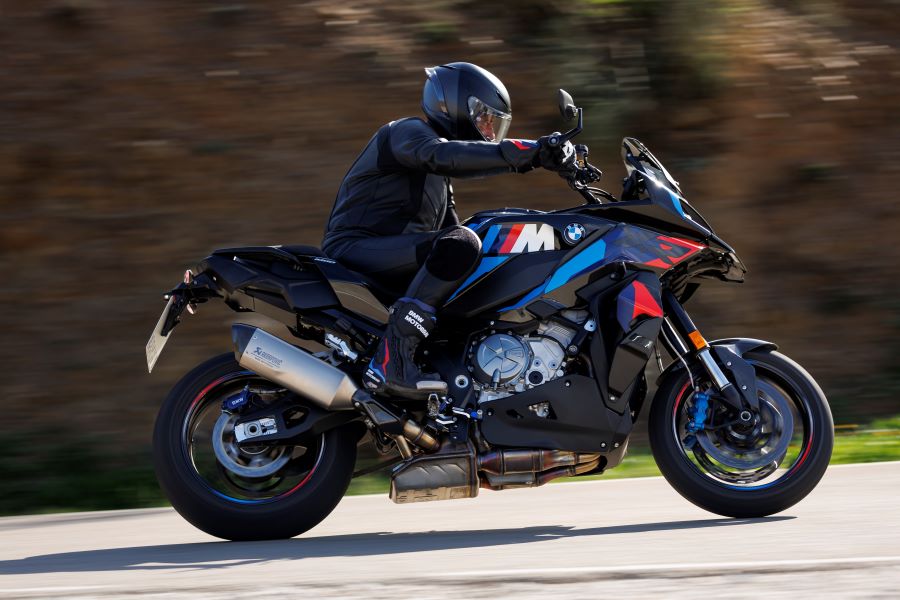 Una moto BMW M 1000 XR circula por la ruta