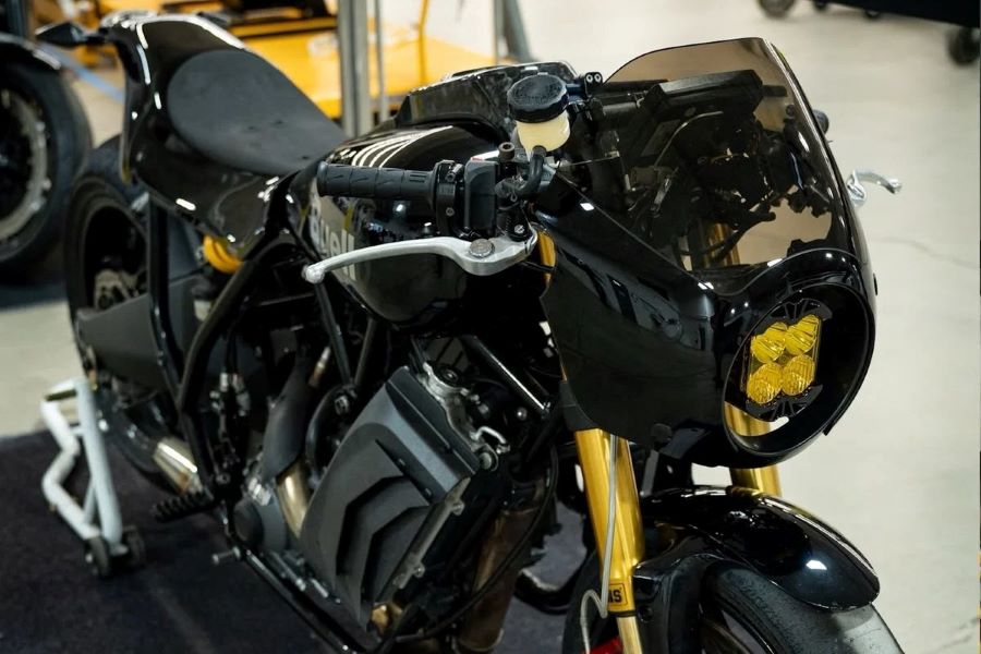 Vista frontal del prototipo Buell Super Cruiser café racer