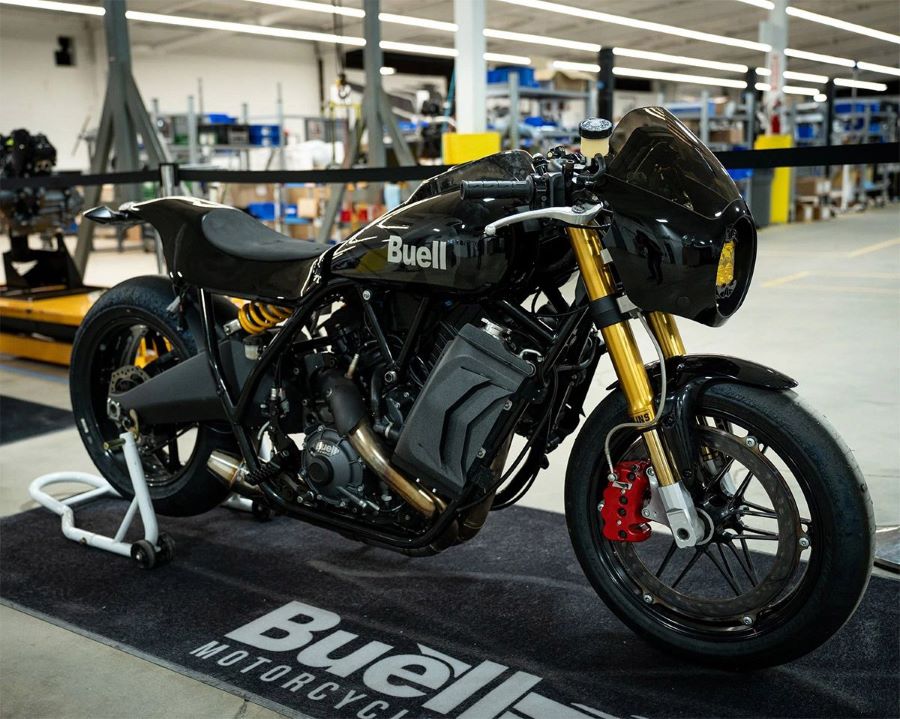 Vista en perspectiva derecha de un prototipo Buell Super Cruiser café racer