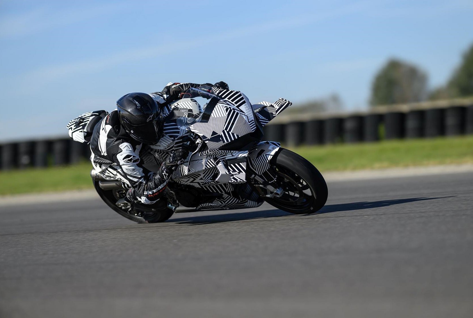 CFMoto V4: la amenaza china ya tiene forma definitiva Una CFMoto 1000 V4 SR-RR camuflada se prueba en una pista.